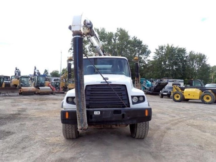 2015-freightliner-114sd-image-2
