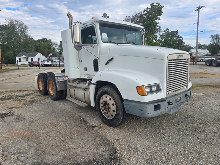 1999-freightliner-fld112-image-16