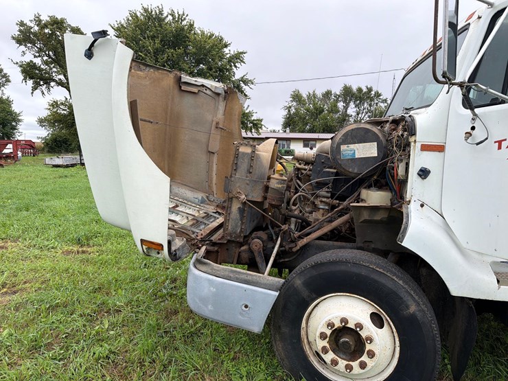 international-8300-6x4-semi-grain-truck-image-94