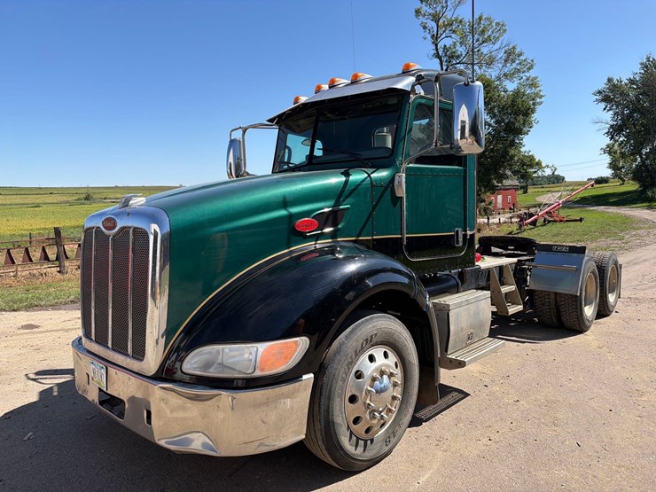 2011-peterbilt-386-image-1