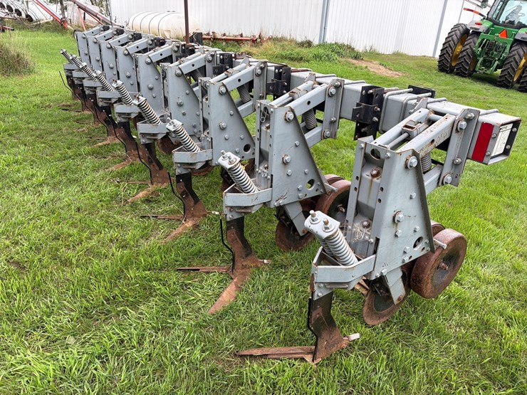 hiniker-8row-3pt-field-cultivator-image-13