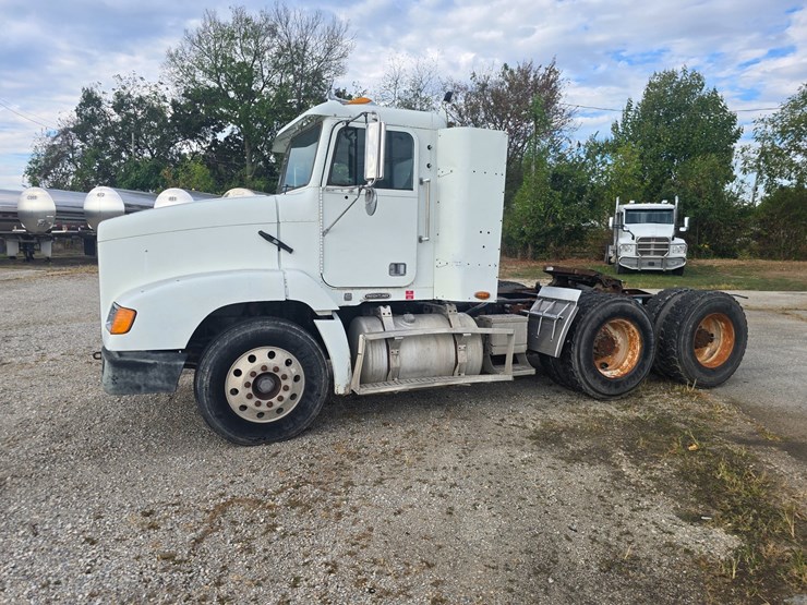 1999-freightliner-fld112-image-4