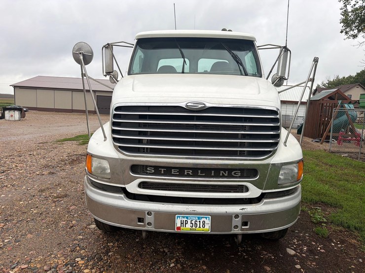 2005-sterling-9500-semi-tractor-image-2