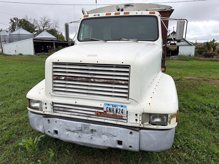 international-8300-6x4-semi-grain-truck-image-47