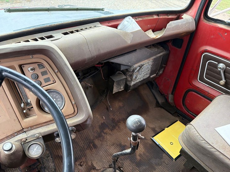 1980-ford-8000-image-69
