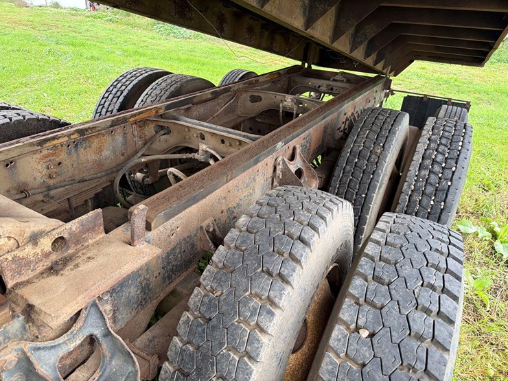 international-8300-6x4-semi-grain-truck-image-35