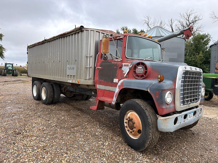 1980-ford-8000-image-3