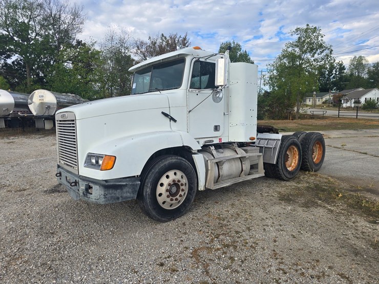 1999-freightliner-fld112-image-3