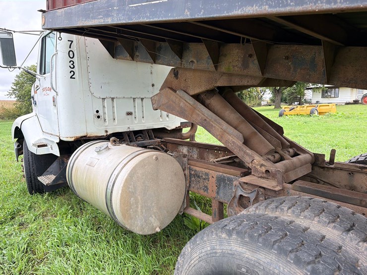 international-8300-6x4-semi-grain-truck-image-23