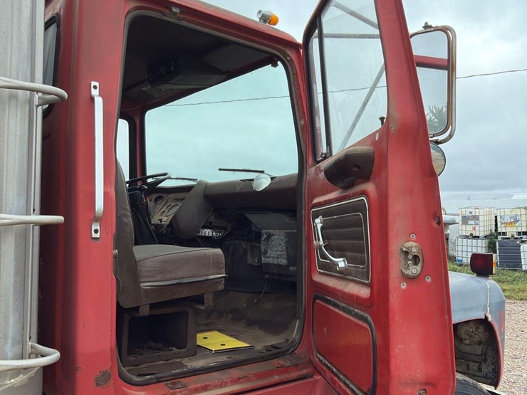 1980-ford-8000-image-48