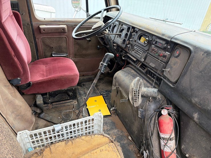 international-8300-6x4-semi-grain-truck-image-68