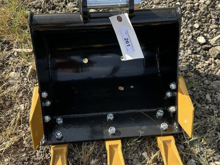 #261-•-mini-excavator-15"-toothed-bucket-image-1