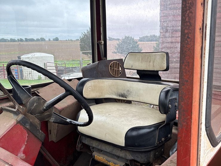 farmall-706-tractor-with-case-2355-loader-image-26