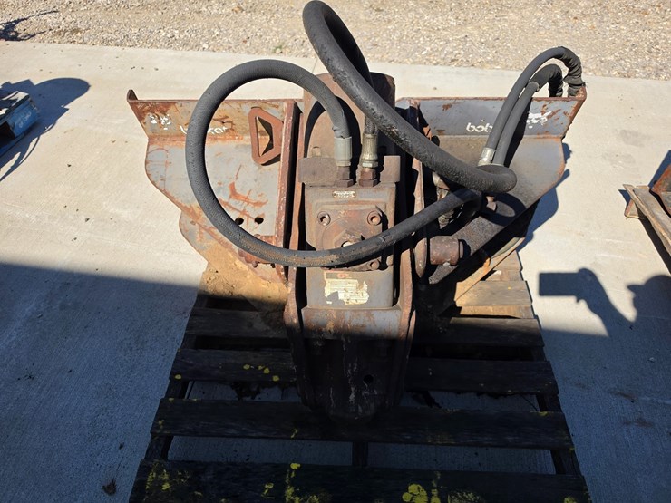 #25332-•-bobcat-breaker-skid-steer-attachment-image-1