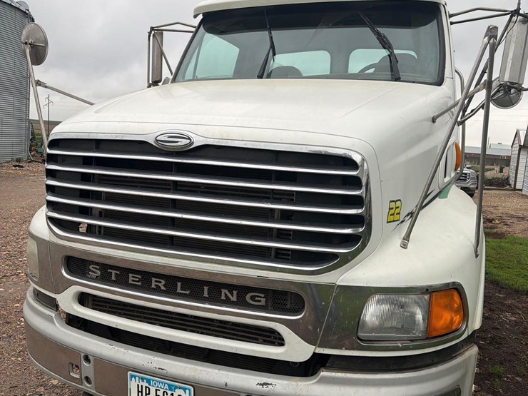 2005-sterling-9500-semi-tractor-image-12