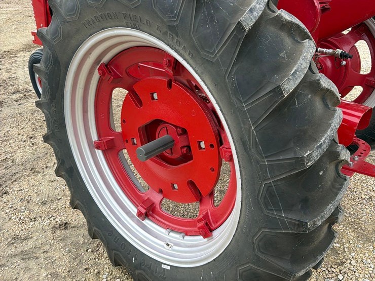 1954-farmall-super-h-tractor—restored-image-6