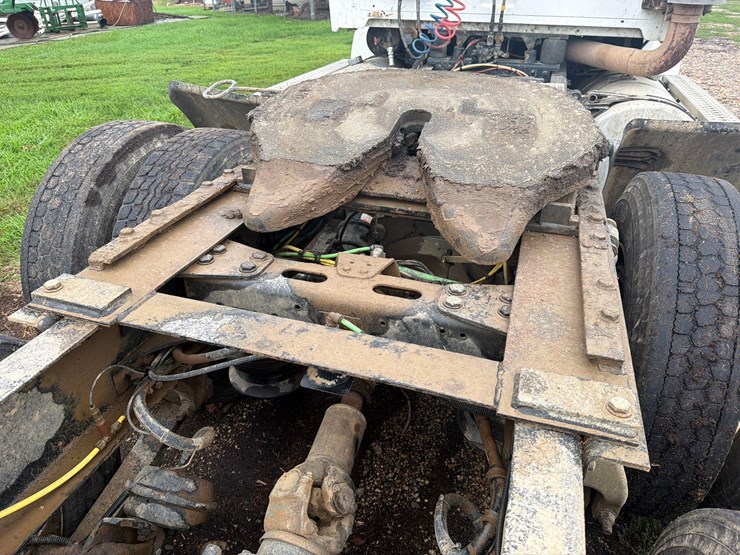2005-sterling-9500-semi-tractor-image-27