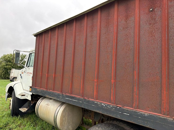 international-8300-6x4-semi-grain-truck-image-41