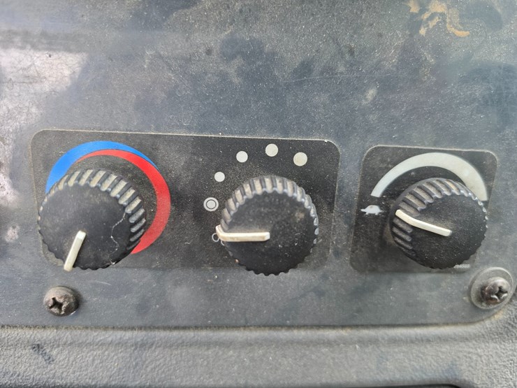 2016-deere-410l-image-41