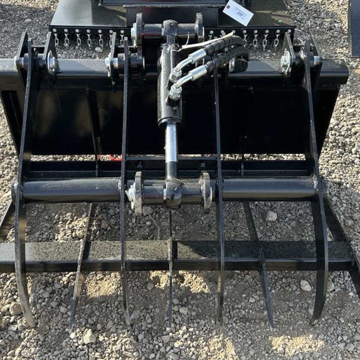 #253 • Mini Skid Steer 36.5" Hydraulic Wood Grapple