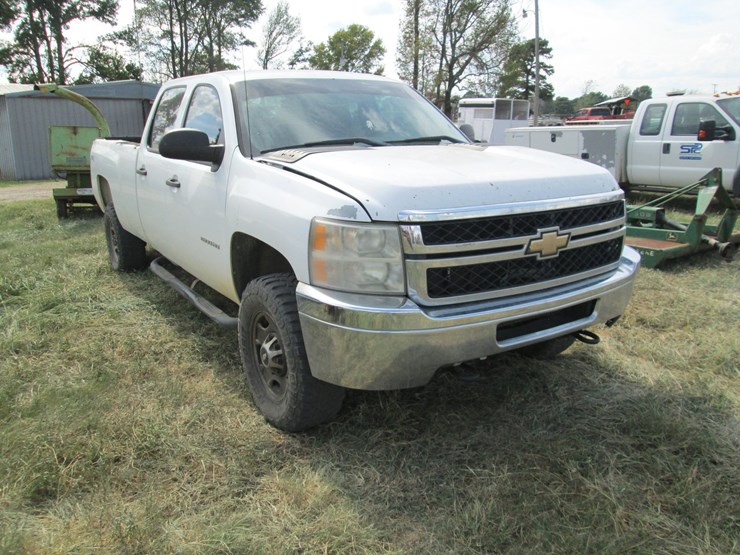 2011-chevrolet-2500hd-image-2