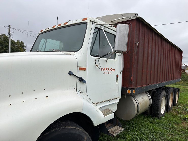 international-8300-6x4-semi-grain-truck-image-46