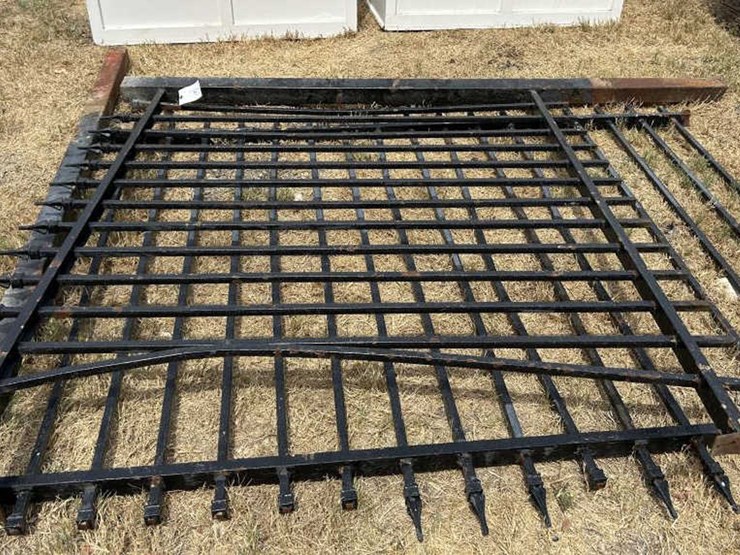 #73-•-(2)-wrought-iron-fence/-gate-panels-image-4