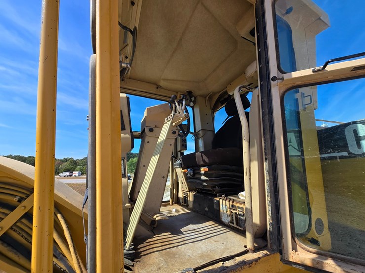 2005-caterpillar-12h-image-66
