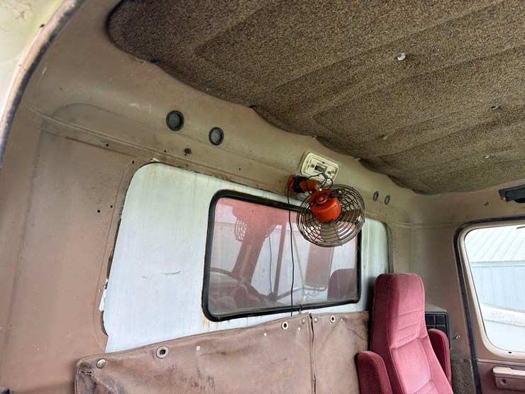 international-8300-6x4-semi-grain-truck-image-67