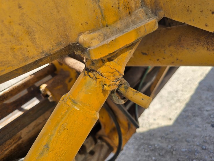2005-caterpillar-12h-image-33