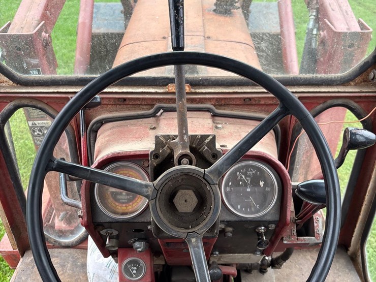 farmall-706-tractor-with-case-2355-loader-image-29