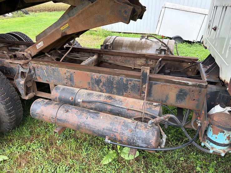 international-8300-6x4-semi-grain-truck-image-11