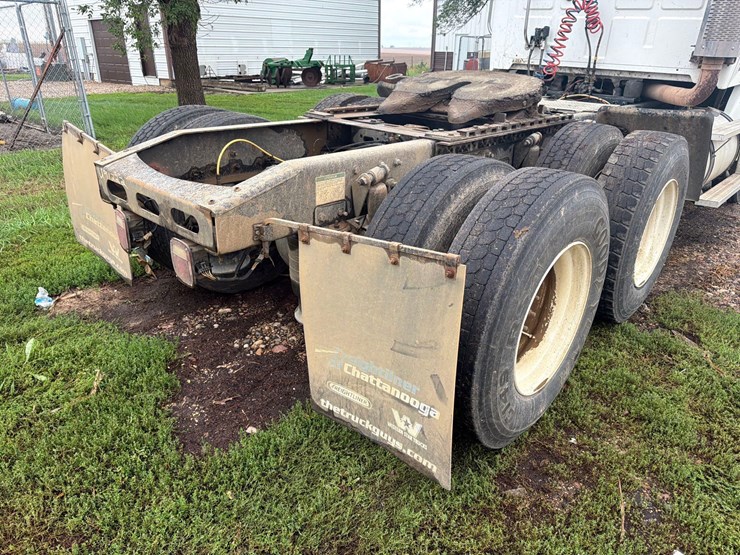 2005-sterling-9500-semi-tractor-image-26