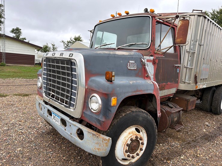 1980-ford-8000-image-40
