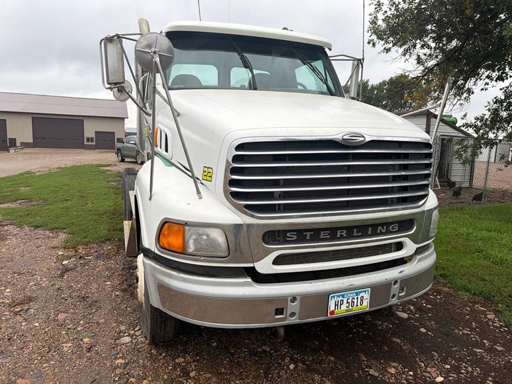 2005-sterling-9500-semi-tractor-image-13