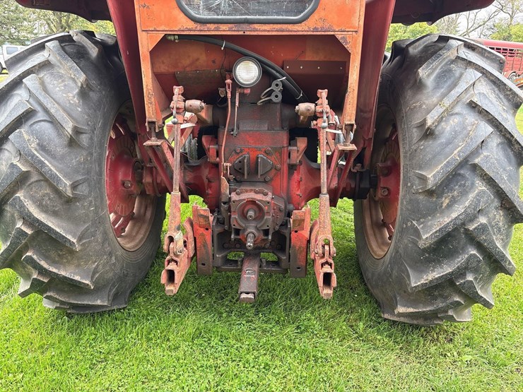 farmall-706-tractor-with-case-2355-loader-image-21