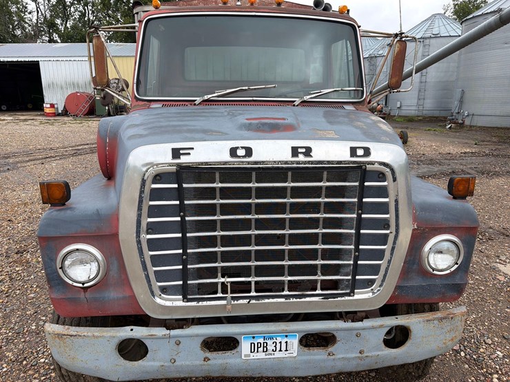 1980-ford-8000-image-42