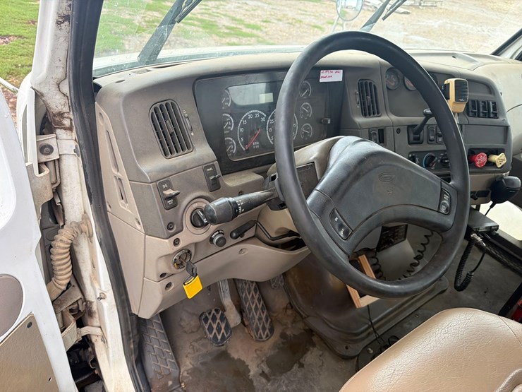 2005-sterling-9500-semi-tractor-image-46