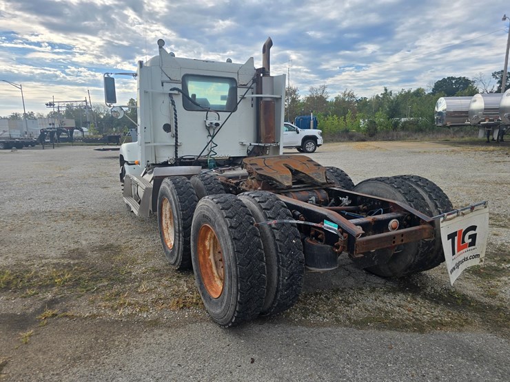 1999-freightliner-fld112-image-8