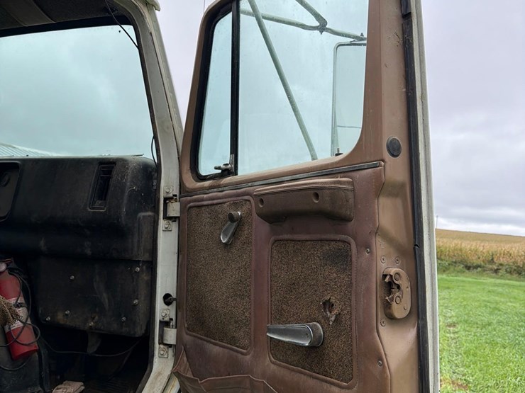 international-8300-6x4-semi-grain-truck-image-63