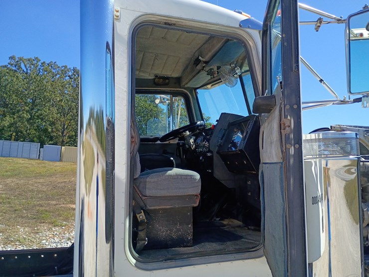 1990-peterbilt-379-image-40