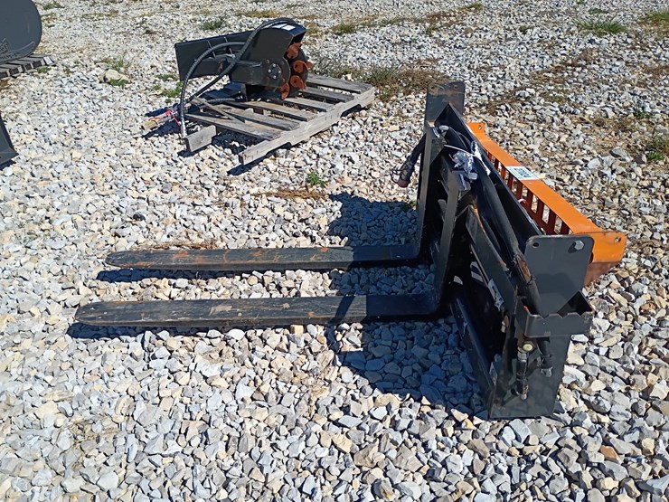 #27024-•-wolverine-hydraulic-pallet-forks-skid-steer-attachment-image-2