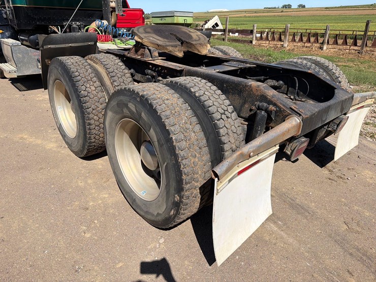 2011-peterbilt-386-image-17