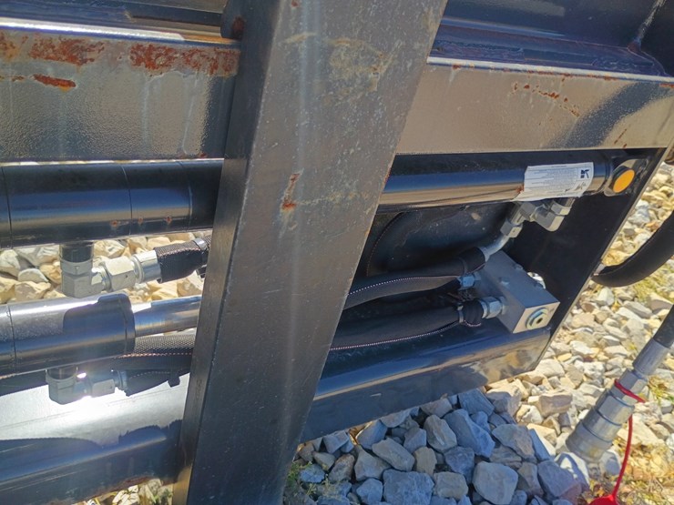 #27022-•-wolverine-hydraulic-pallet-forks-skid-steer-attachment-image-7