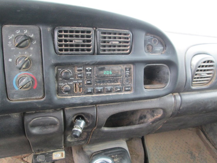 2002-dodge-3500-image-28