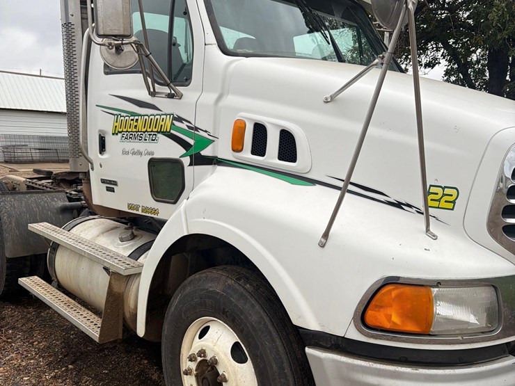 2005-sterling-9500-semi-tractor-image-16