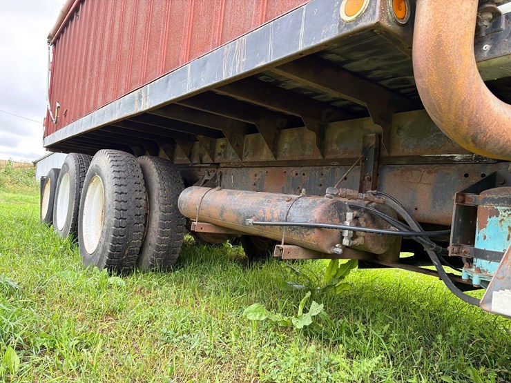 international-8300-6x4-semi-grain-truck-image-53