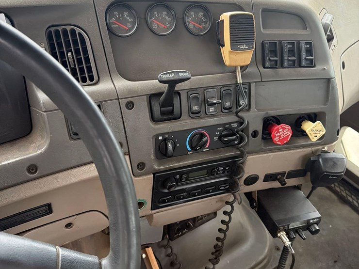 2005-sterling-9500-semi-tractor-image-47