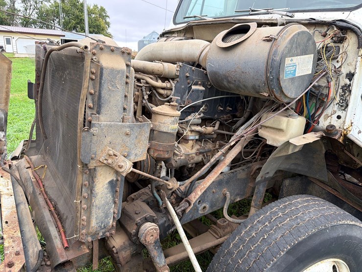 international-8300-6x4-semi-grain-truck-image-96