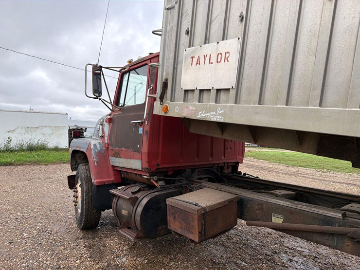 1980-ford-8000-image-30